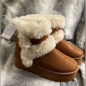 NWT Mudd Brand Chestnut Brown Shimmer Faux Fur Lined Platform Boots Size 8